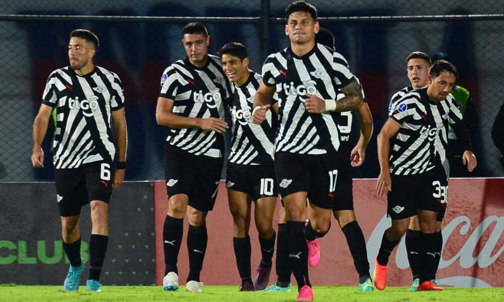 Fotografía de archivo en la que se registró otra de las celebraciones de jugadores del club paraguayo de fútbol Libertad, en el estadio Defensores del Chaco, en Asunción (Paraguay). EFE/Daniel Piris