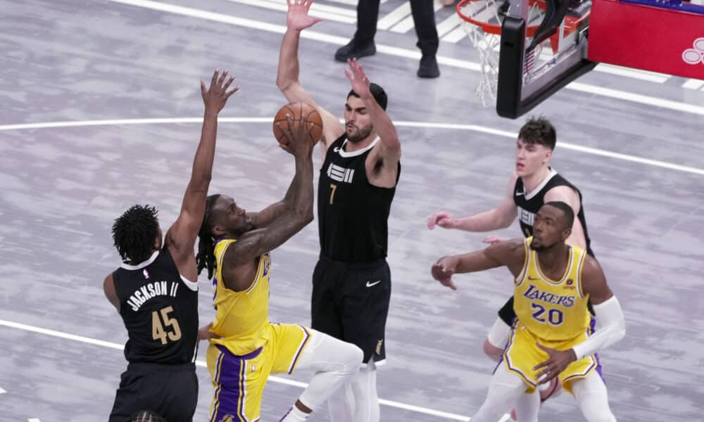 El español Santi Aldama (c), de lo Grizzlies de Memphis, fue registrado este miércoles, 27 de marzo, al intentar bloquear el avance de Taurean Prince (2-i), de los Lakers de Los Ángeles, durante un partido de la NBA, en el coliseo FedEx Forum, en Memphis (Tennessee, EE.UU.). EFE/Karen Pulfer Focht