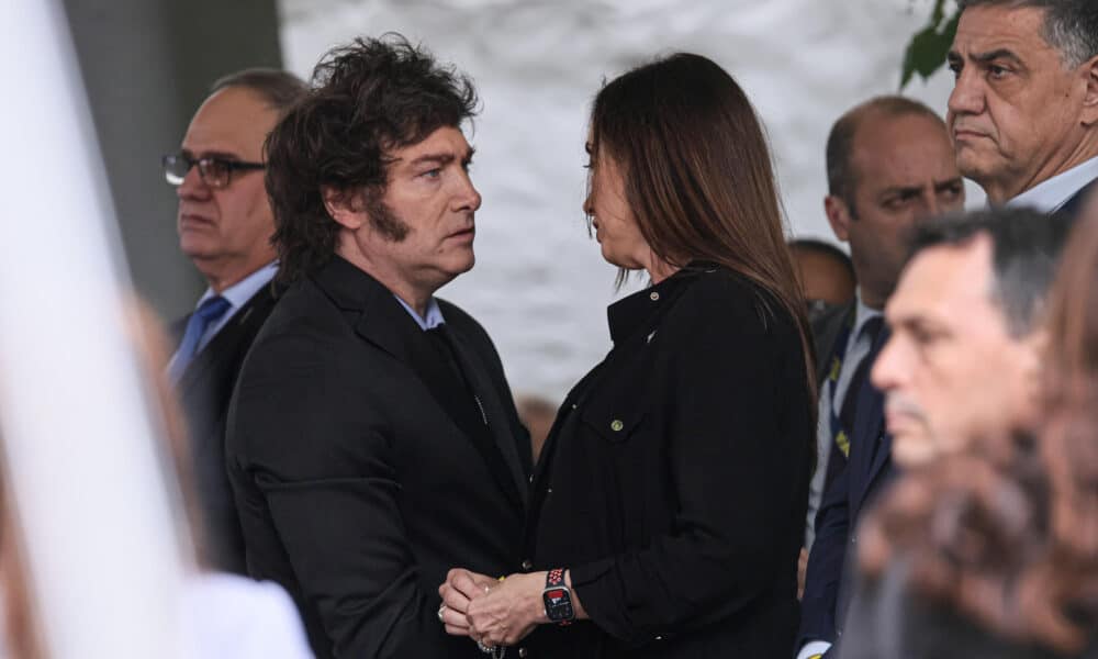 El presidente de Argentina, Javier Milei (i), conversa con la vicepresidenta del país, Victoria Villarruel (d), durante la ceremonia conmemorativa por el trigésimo segundo aniversario del atentado que sufrió la embajada de Israel en 1992, este lunes, en Buenos Aires (Argentina). EFE/ Luciano González