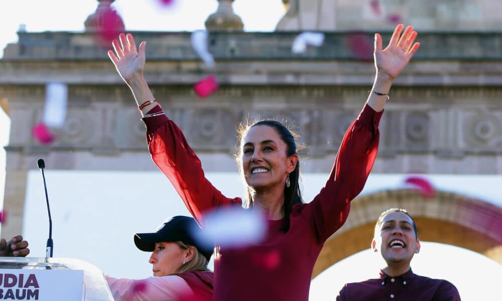 La candidata presidencial del oficialismo Movimiento de Regeneración Nacional (Morena), Claudia Sheinbaum, saluda a sus simpatizantes durante un acto público, en León (México). EFE/ Luis Ramírez