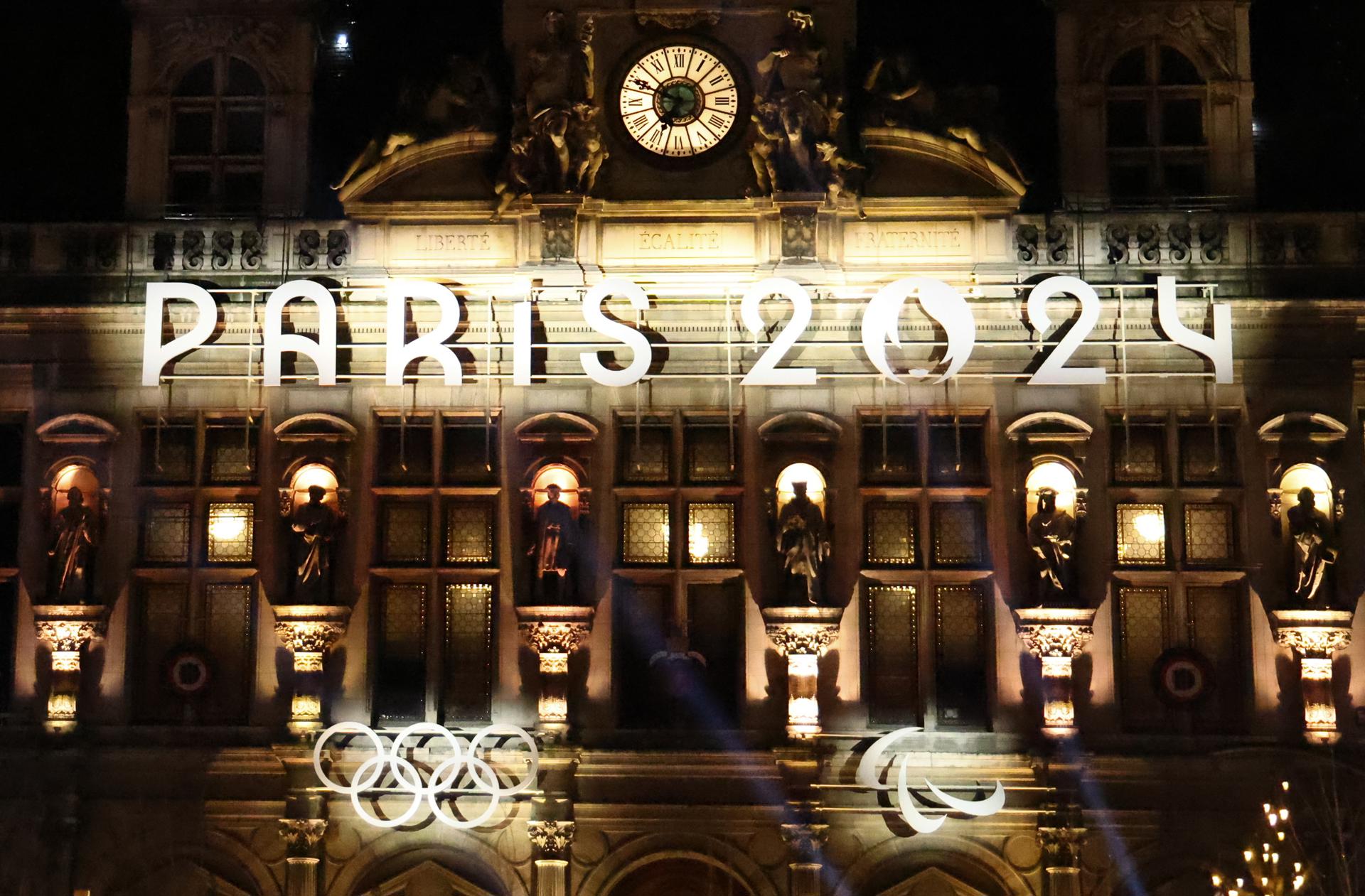 La fachada del ayuntamiento de París decorada con temática olímpica, en una foto de archivo. EFE/EPA/Mohammed Badra
