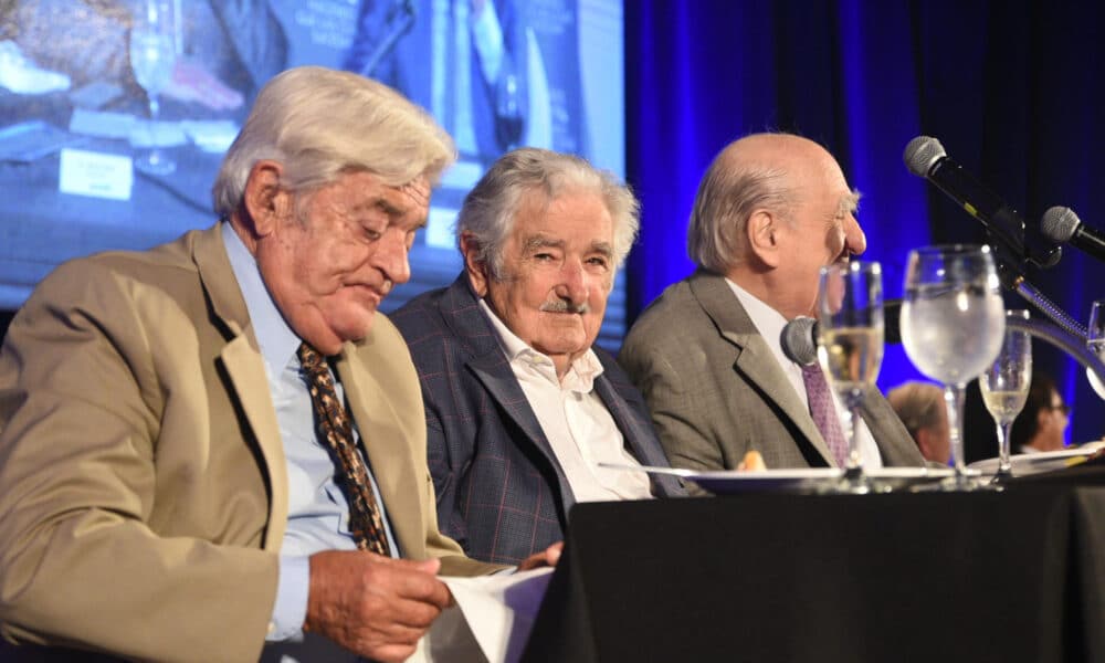 Los expresidentes de Uruguay Luis Alberto Lacalle Herrera (i), José Mujica (c) y Julio María Sanguinetti (d)  participan en un almuerzo de trabajo organizado por la Asociación de Dirigentes de Marketing este lunes, en Montevideo (Uruguay). EFE/Sofía Torres