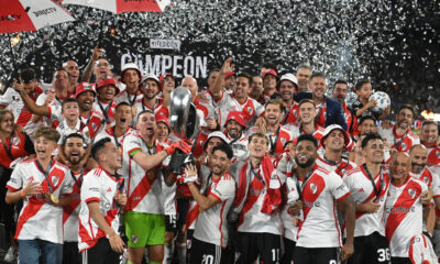 Jugadores de River Plate celebran con el trofeo al ganar la Supercopa Argentina frente a Estudiantes este miércoles. EFE/ Ariel Carreras