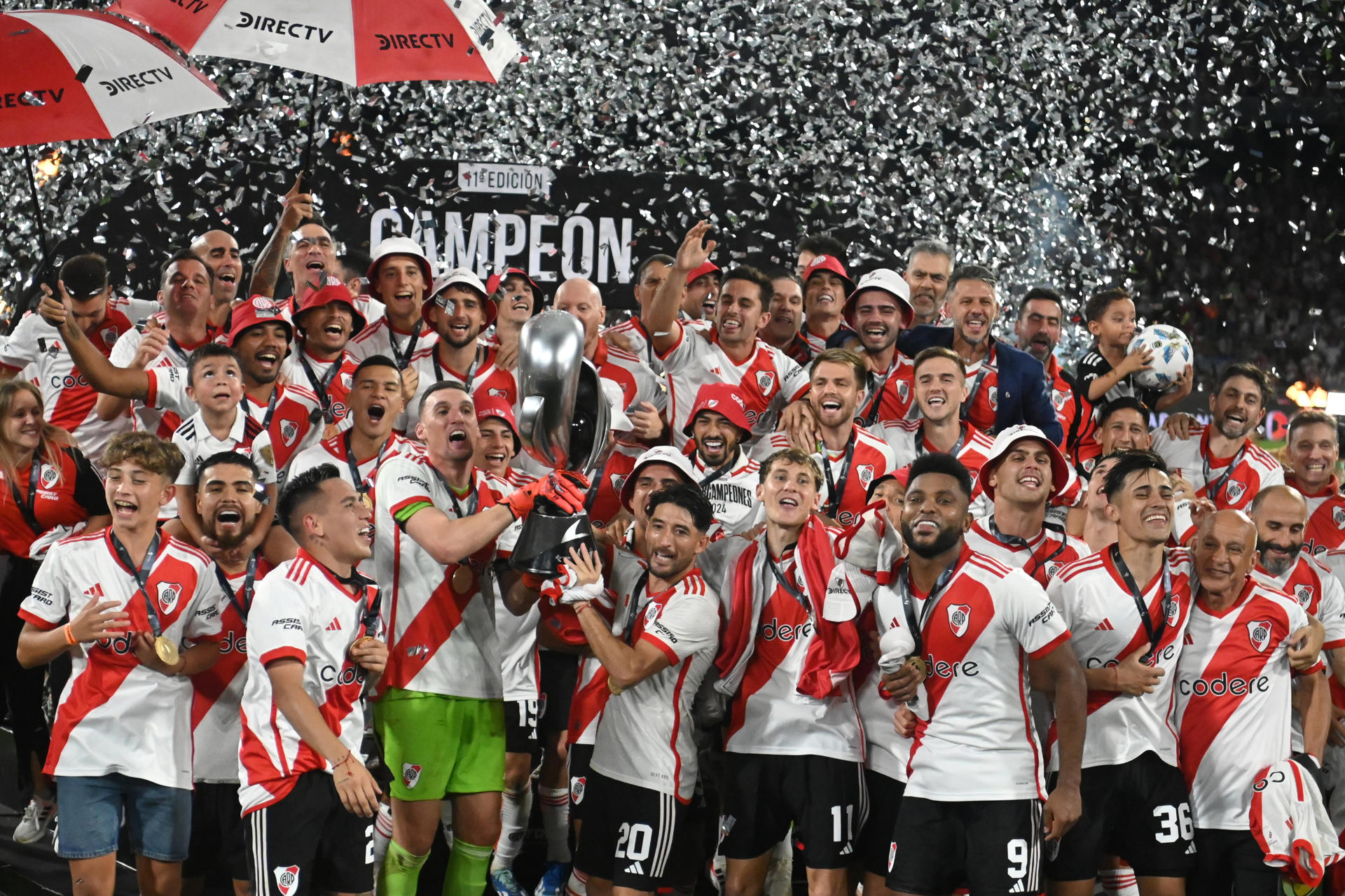 Jugadores de River Plate celebran con el trofeo al ganar la Supercopa Argentina frente a Estudiantes este miércoles. EFE/ Ariel Carreras