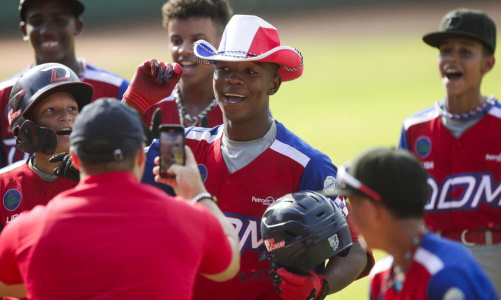 Gustavo Talmare (c), de la República Dominicana, fue registrado este jueves, 28 de marzo, al celebrar un jonrón que le anotó a Panamá, durante un partido de la primera Serie del Caribe Kids de béisbol, en el estadio Juan Demóstenes Arosemena, en la Ciudad de Panamá (Panamá). EFE/Bienvenido Velasco