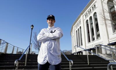 Fotografía de archivo en la que se registró al manager del equipo estadounidense de béisbol Yankees de Nuvea York, Aaron Boone, frente a una de las entradas del Yankee Stadium, en el distrito del Bronx, en Nueva York (NY, EE.UU.). Boone anunció que el zurdo cubano Néstor Cortés lanzará para la novena del Bronx en el primer partido de la temporada 2024 de la MLB. EFE/Jason Szenes