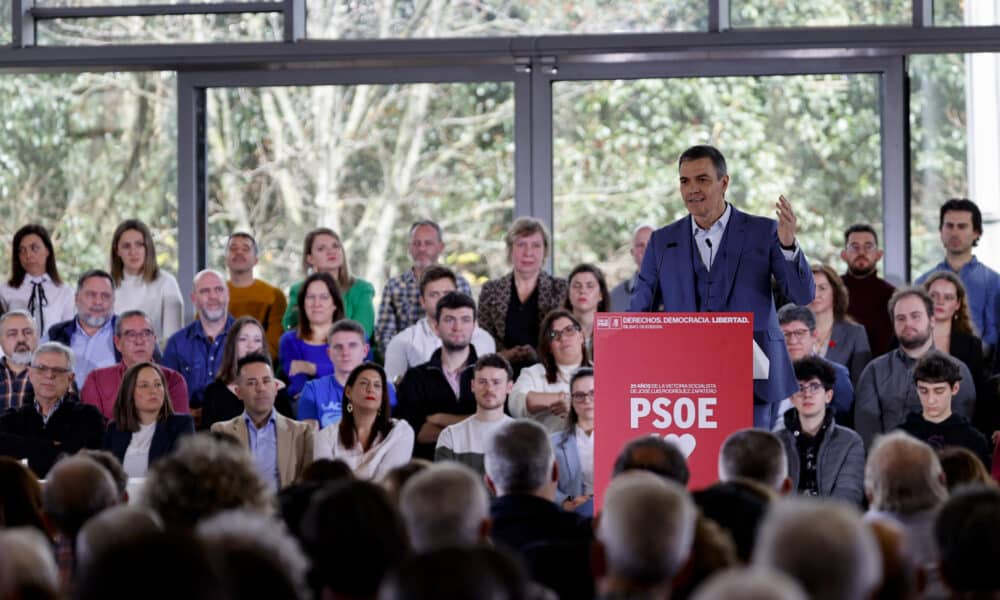 El presidente del Gobierno español Pedro Sánchez (d) durante un acto en el que el PSOE homenajea al expresidente José Luis Rodríguez Zapatero al cumplirse 20 años de la formación de su primer Gobierno. EFE/ Luis Tejido