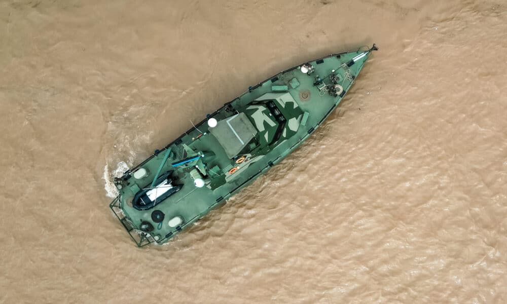 Integrantes de la Prefectura Naval argentina patrullan en el barco 'Toba', el 15 de marzo de 2024, en la ciudad de Rosario (Argentina). EFE/ Juan Ignacio Roncoroni