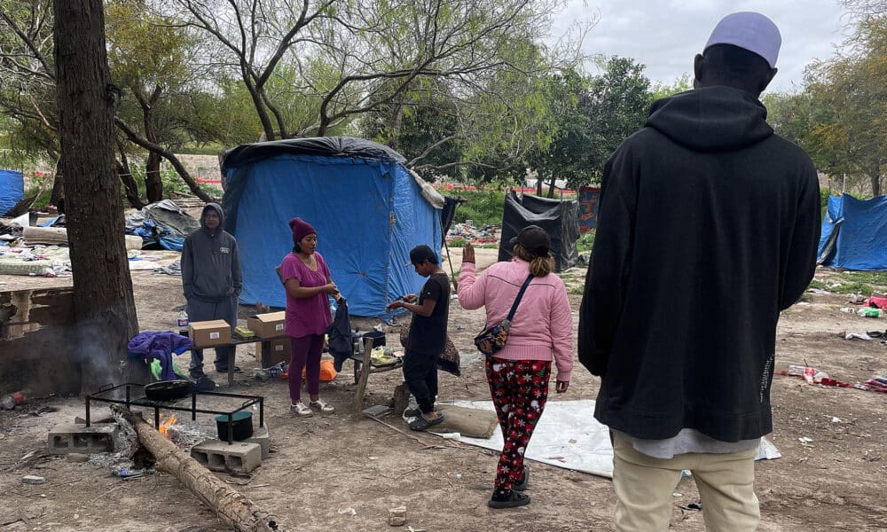 Migrantes permanecen en un campamento improvisado junto al río Bravo en la frontera que divide a México de los Estados Unidos, este jueves en la ciudad de Matamoros, estado de Tamaulipas (México). EFE/Abraham Pineda Jácome