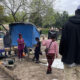 Migrantes permanecen en un campamento improvisado junto al río Bravo en la frontera que divide a México de los Estados Unidos, este jueves en la ciudad de Matamoros, estado de Tamaulipas (México). EFE/Abraham Pineda Jácome