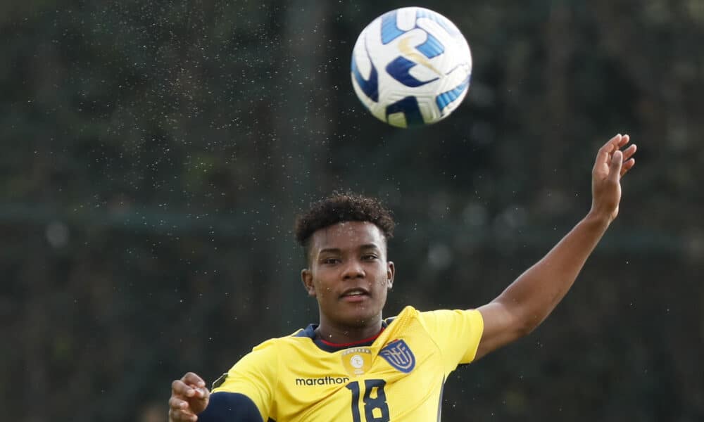 Fotografía de archivo en la que se registró al centrocampista ecuatoriano Oscar Zambrano, durante un partido con la selección de su país, en Bogotá (Colombia). EFE/Carlos Ortega