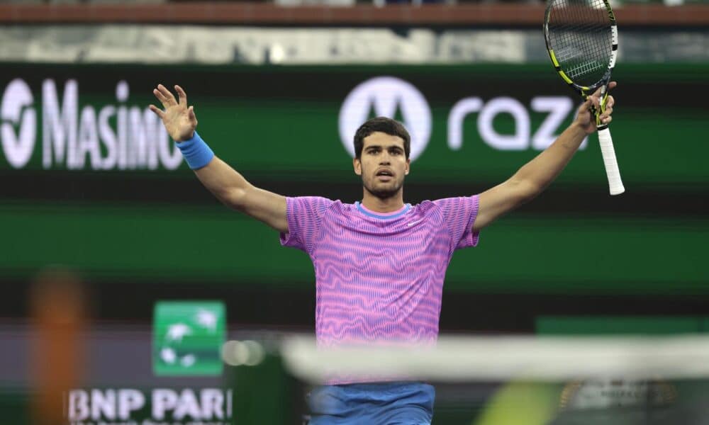 El tenista español Carlos Alcaraz fue registrado este sábado, 16 de marzo, al celebrar su victoria sobre el italiano Jannik Sinner, al final de una de las semifinales del Masters 1.000 de Indian Wells, en Indian Wells (California, EE.UU.). El murciano remontó y se impuso 1-6, 6-3 y 6-2. EFE/John G. Mabanglo