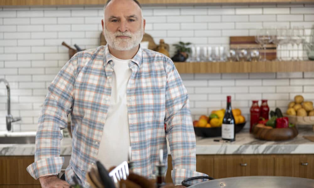 Fotograma cedido por Prime Video donde aparece el español chef José Andrés durante una escena de 'Dinner Party Diaries con José Andrés' que llegará a los hogares estadounidenses, del Reino Unido, España, Argentina, Chile, Colombia, Ecuador, Guatemala, México, Nicaragua, Panamá, Uruguay, Venezuela, el próximo 19 de marzo. EFE/Michael Muller/Prime Video /SOLO USO EDITORIAL /NO VENTAS /SOLO DISPONIBLE PARA ILUSTRAR LA NOTICIA QUE ACOMPAÑA /CRÉDITO OBLIGATORIO