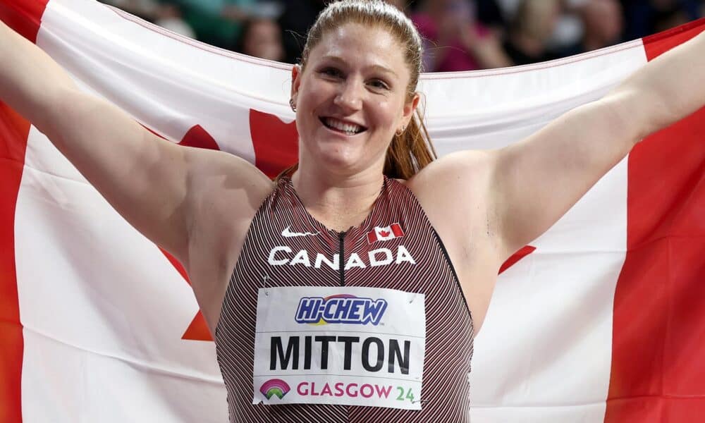 La canadiense Sarah Mitton se proclamó campeona del mundo de pista cubierta en lanzamiento de peso, con una marca de 20.22 metros en su sexto y último intento, en la primera final de los Mundiales que se disputan en Glasgow (Escocia). EFE/EPA/ADAM VAUGHAN