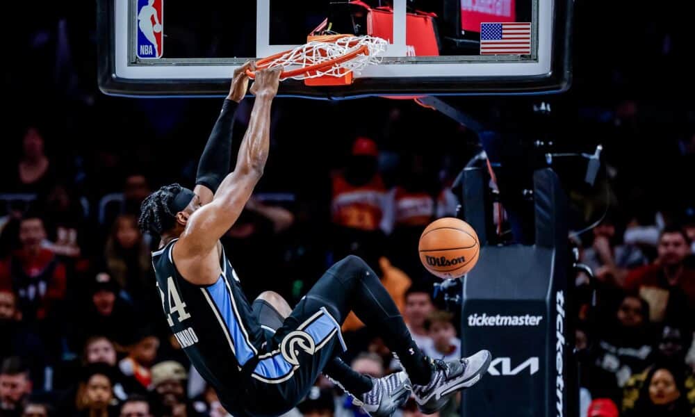 El alero angoleño de Atlanta Hawks Bruno Fernando machaca del aro durante el partido ante Cleveland Cavaliers. EFE/EPA/ERIK S. LESSER SHUTTERSTOCK OUT