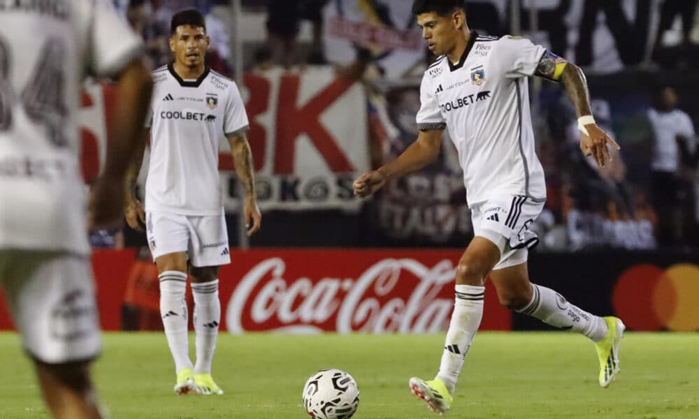 Esteban Pavez de Colo Colo avanza con el balón este miércoles, en un partido de la Copa Libertadores entre Sportivo Trinidense y Colo Colo en el estadio Tigo La Huerta en Asunción (Paraguay). EFE/ Jimmy Pedrozo