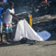 Un hombre cubre el cadáver de una persona en el suelo este lunes, en Puerto Príncipe (Haití). EFE/ Johnson Sabin