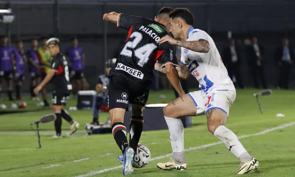 Brian Blasi (d) de Nacional disputa un balón con Pablo Agustín Palacio de Palestino este martes, en un partido de la Copa Libertadores entre Club Nacional y Palestino en el estadio Defensores del Chaco en Asunción (Paraguay). EFE/ Jimmy Pedrozo