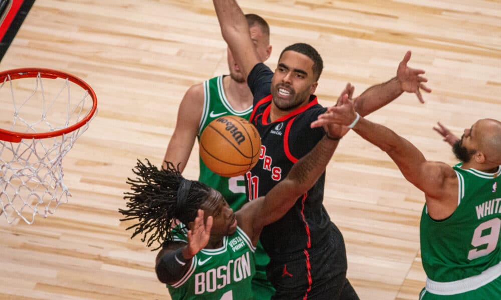 Fotografía de archivo, tomada el pasado 15 de enero, en la que se registró a Jontay Porter (c), ala pívot de los Raptors de Toronto, durante un partido de la NBA contra los Celtics de Boston, en Toronto (Canadá). EFE/Julio César Rivas