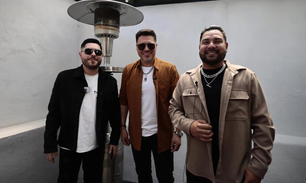 Los integrantes de la Banda MS, Alan Ramírez (d), Oswaldo Silvas (c) y David Castro (i), posan este viernes durante la inauguración de un mural dedicado a la agrupación en Ciudad de México (México). EFE/José Méndez