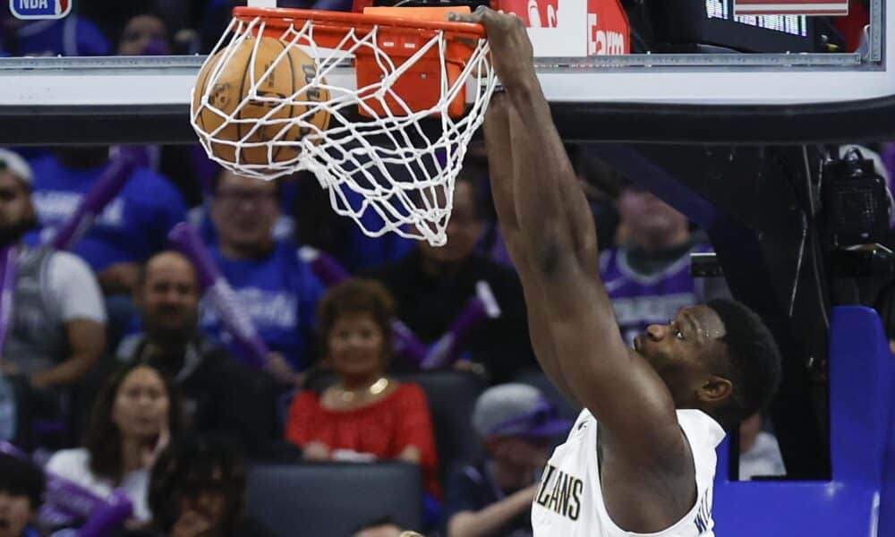 Fotografía de archivo en la que se registró a Zion Williamson, alero de los Pelicans Nueva Orleans, quien aportó 28 puntos (11 de 16 en tiros de campo), 7 rebotes y 4 asistencias, para guiar el triunfo a domicilio de su equipo 91-104 sobre los Nets de Brooklyn en la NBA. EFE/John G. Mabanglo