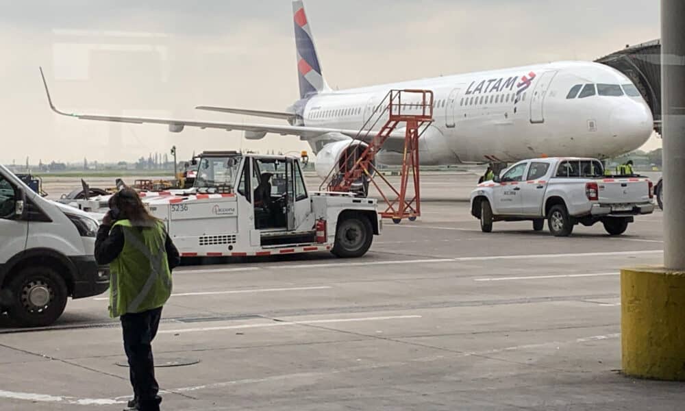 Fotografía de archivo de un avión de la aerolinea chilena Latam. EFE/ Javier Martín