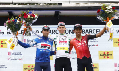 Tadej Pogacar (c), ganador de séptima y última etapa de la Volta Ciclista a Catalunya y de la competición, posa en el podio con Mikel Landa (i) y con Egan Bernal, segundo y tercer clasificado, respectivamente, en Barcelona. EFE/ Quique Garcia