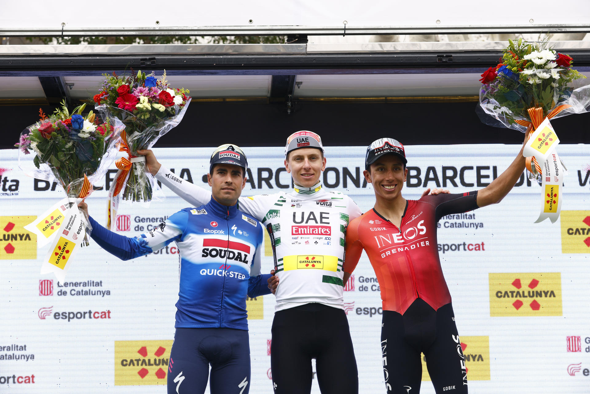 Tadej Pogacar (c), ganador de séptima y última etapa de la Volta Ciclista a Catalunya y de la competición, posa en el podio con Mikel Landa (i) y con Egan Bernal, segundo y tercer clasificado, respectivamente, en Barcelona. EFE/ Quique Garcia
