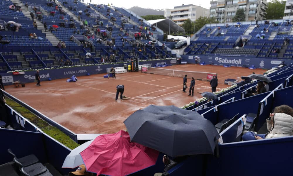 Imagen de archivo de personas se protegen de la lluvia. EFE/Alejandro García.