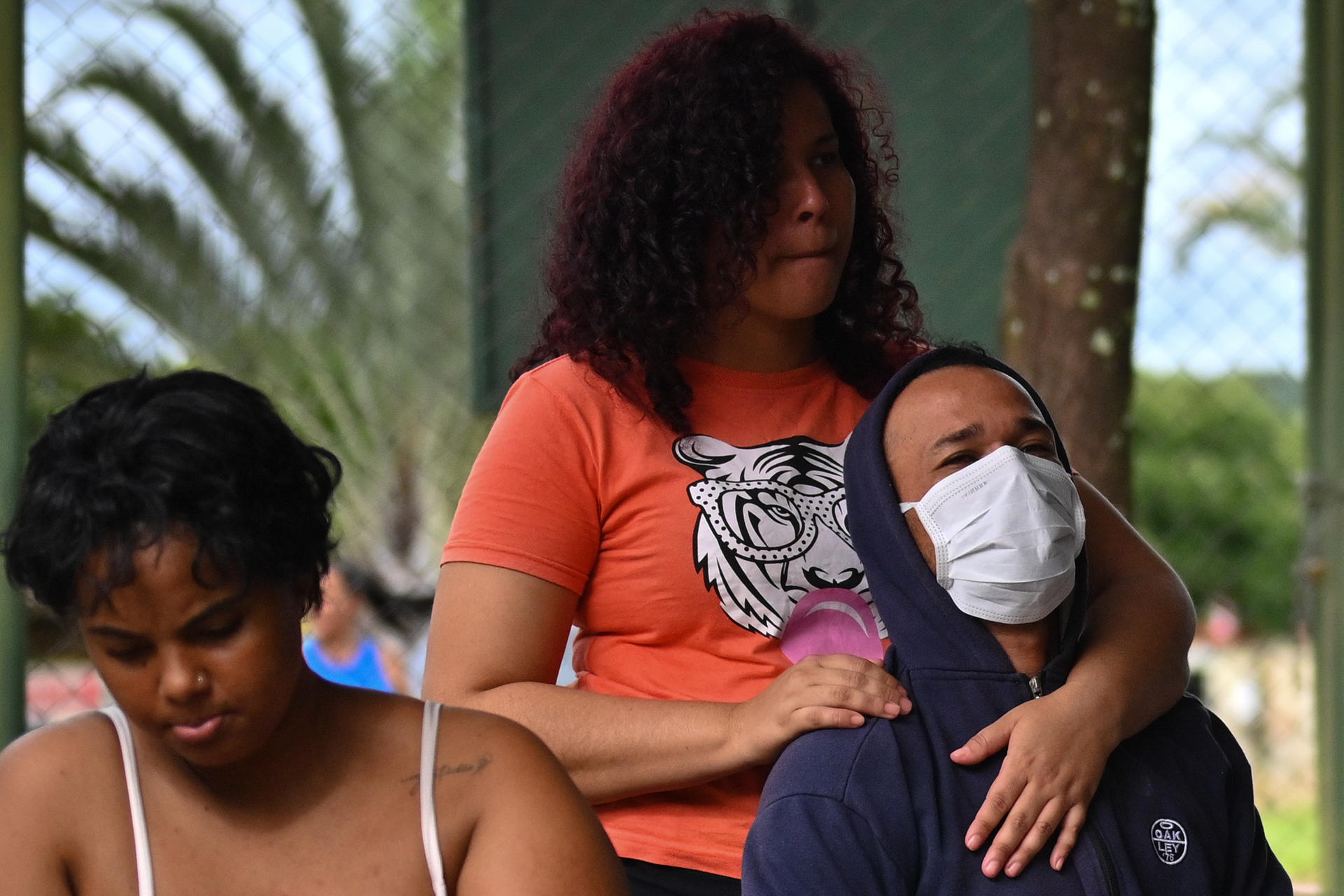 Foto de archivo de personas esperan para recibir atención médica en una tienda de campaña para tratar casos sospechosos de dengue en Brasil. EFE/ Andre Borges