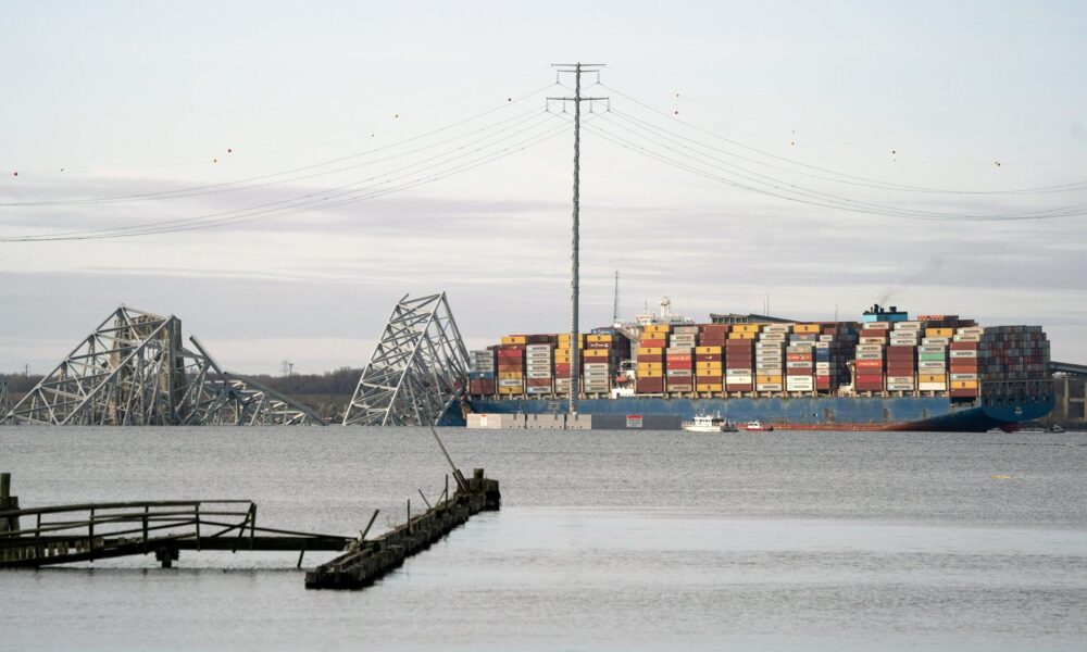 El carguero Dali, con bandera de Singapur, se estrelló contra el puente Francis Scott Key parcialmente derrumbado en Baltimore, Maryland, EE.UU., el 26 de marzo de 2024. EFE/SHAWN THEW