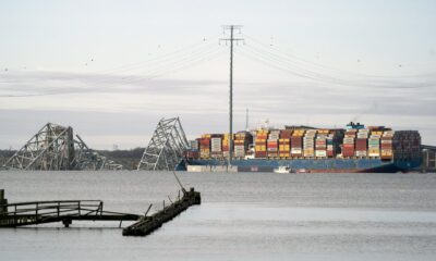 El carguero Dali, con bandera de Singapur, se estrelló contra el puente Francis Scott Key parcialmente derrumbado en Baltimore, Maryland, EE.UU., el 26 de marzo de 2024. EFE/SHAWN THEW