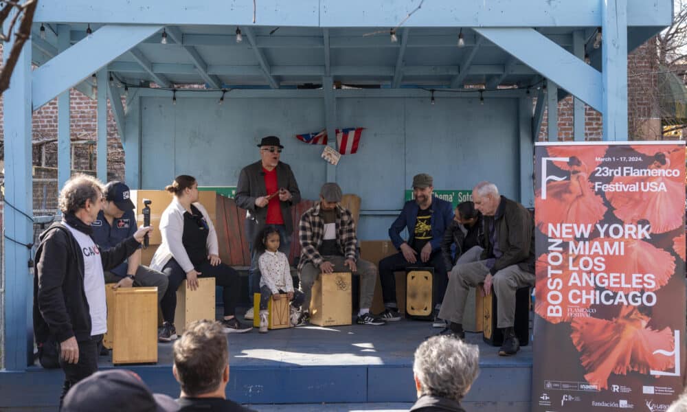 Músicos amantes del flamenco fueron registrados este sábado, 16 de marzo, durante una cajoneada en homenaje al legendario guitarrista español Paco de Lucía, iniciativa del Flamenco Festival Nueva York, en las afueras del Rincón Criollo -conocido también como La Casita de Chema-, en el condado del Bronx, en Nueva York (NY, EE.UU.). EFE/Angel Colmenares