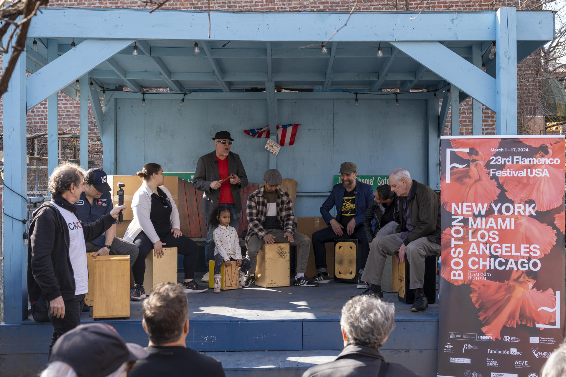 Músicos amantes del flamenco fueron registrados este sábado, 16 de marzo, durante una cajoneada en homenaje al legendario guitarrista español Paco de Lucía, iniciativa del Flamenco Festival Nueva York, en las afueras del Rincón Criollo -conocido también como La Casita de Chema-, en el condado del Bronx, en Nueva York (NY, EE.UU.). EFE/Angel Colmenares