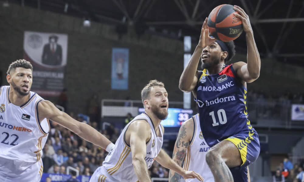 Jerrick Harding (d), base estadounidense del equipo andorrano, entra a canasta ante Edy Tavares (i) pívot de Cabo Verde del Real Madrid y Sergio Rodríguez (c) base del Real Madrid, durante el partido de la vigésima tercera jornada de la Liga Endesa que se disputó en el Polideportivo de Andorra. EFE / Fernando Galindo