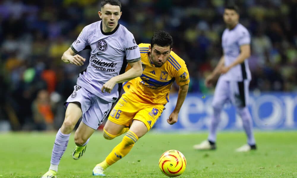 Juan Pablo Vigón (d) del Tigres disputa un balón con Alvaro Fidalgo (i) del América este sábado, durante un juego de la jornada 11 de la Liga MX del fútbol mexicano, celebrado en el estadio Azteca de la Ciudad de México (México). EFE/Sashanka Gutiérrez