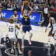 El serbio Nikola Jokic (c), pívot estrella de los Nuggets de Denver, fue registrado este viernes, 15 de marzo, al atacar el aro que defienden los Spurs de San Antonio, durante un partido de la NBA, en Austin (Texas, EE.UU.). EFE/Adam Davis