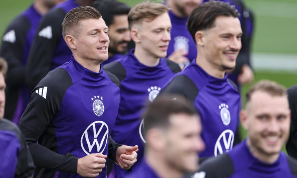 Toni Kroos (izq) entrena con sus compañeros de selección este martes en Fráncfort. EFE/EPA/CHRISTOPHER NEUNDORF