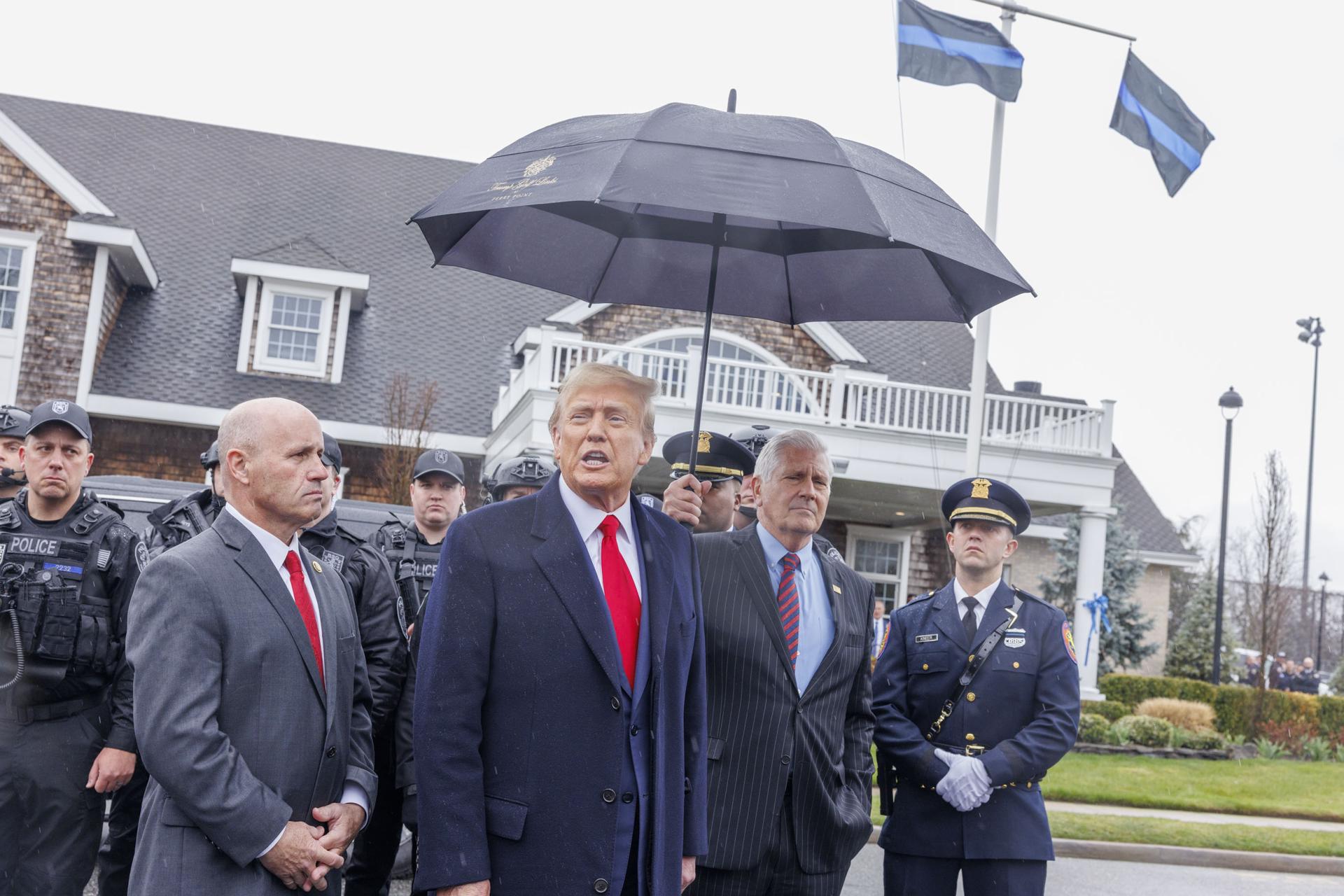 El expresidente de EE.UU. Donald Trump (c) pronuncia un discurso en el velatorio del policía Jonathan Diller en Nueva York. EFE/EPA/SARAH YENESEL