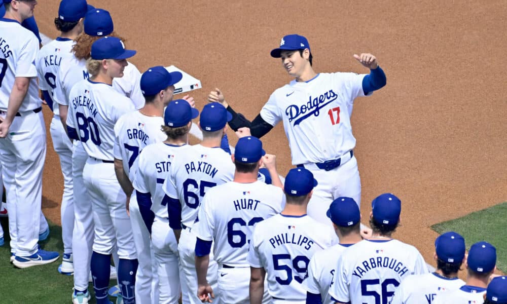 El lanzador estrella de Los Dodgers de Los Ángeles, el japonés Shohei Ohtani (d), fue registrado este jueves, 28 de marzo, al saludar a sus compañeros en su debut con el equipo californiano y antes del inicio de un partido de la MLB contra los Cardenales de San Luis, en el Dodger Stadium, en Los Ángeles (California, EE.UU.). EFE/Arrmando Arorizo