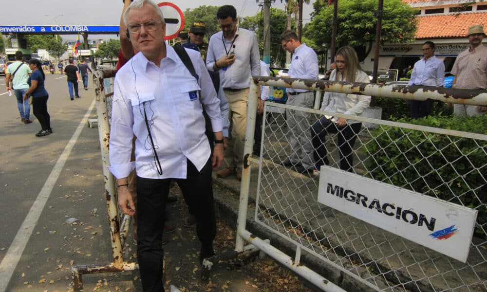 El director del Servicio de Instrumentos de Política Exterior (FPI, sigla en inglés) de la Unión Europea, Peter Wagner (i), recorre las instalaciones de Migración Colombia, en Cúcuta (Colombia). EFE/ Mario Caicedo