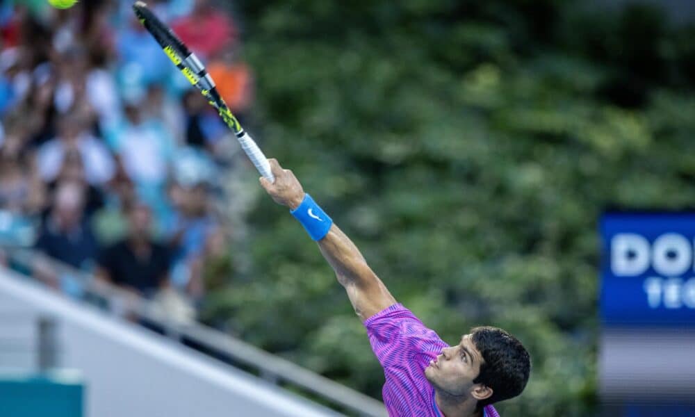 Carlos Alcaraz de España en acción contra Lorenzo Musetti de Italia durante su partido de tenis masculino el torneo de tenis Miami Open 2024, en Miami. EFE/EPA/CRISTÓBAL HERRERA-ULASHKEVICH