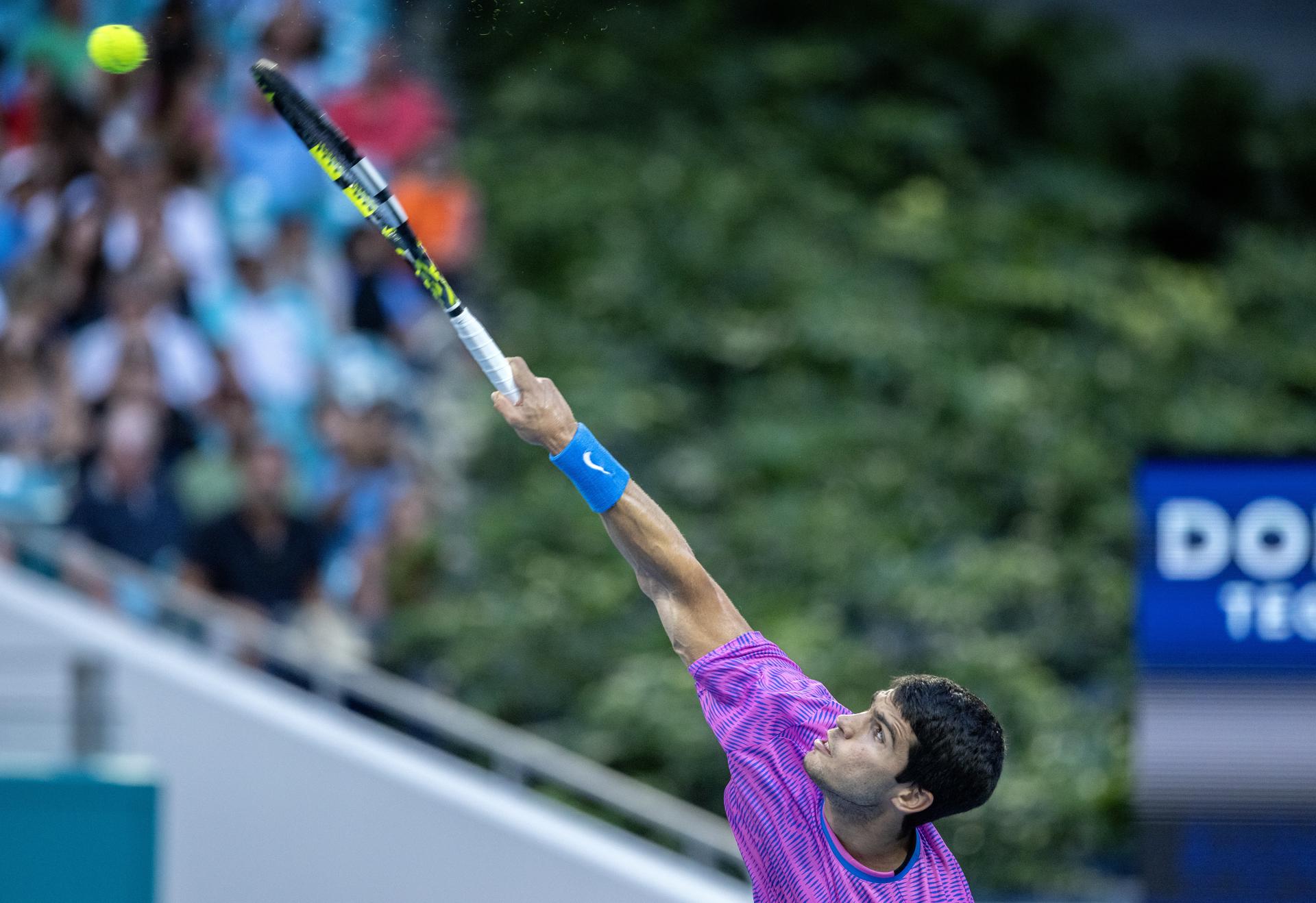 Carlos Alcaraz de España en acción contra Lorenzo Musetti de Italia durante su partido de tenis masculino el torneo de tenis Miami Open 2024, en Miami. EFE/EPA/CRISTÓBAL HERRERA-ULASHKEVICH