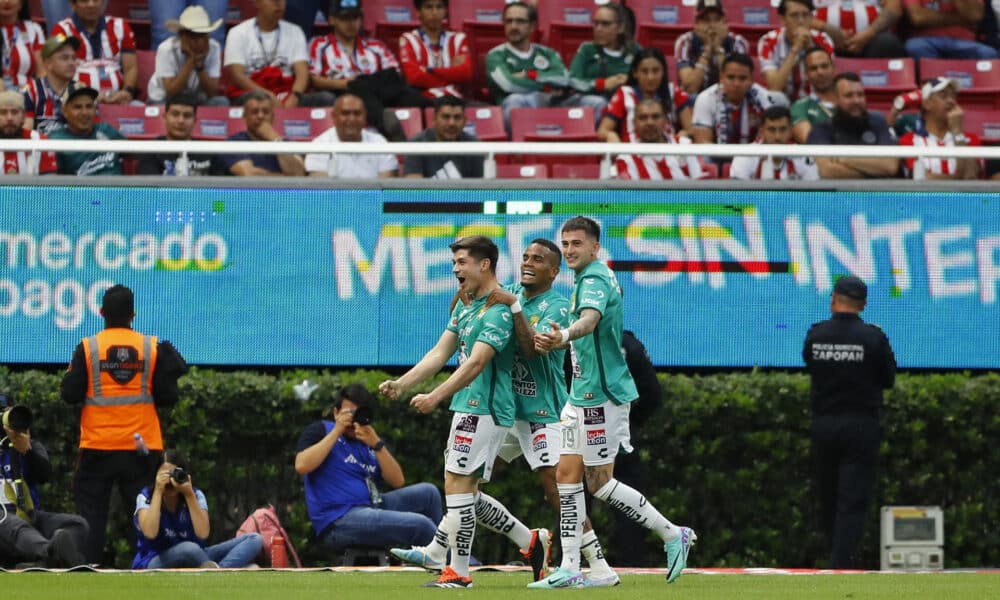 José Alvarado (i) del León celebra una anotación ante el Guadalajara durante un partido de la jornada 11 del torneo clausura 2024 de la liga del fútbol mexicano este sábado, en el Estadio Akron en la ciudad de Guadalajara, Jalisco (México). EFE/ Francisco Guasco