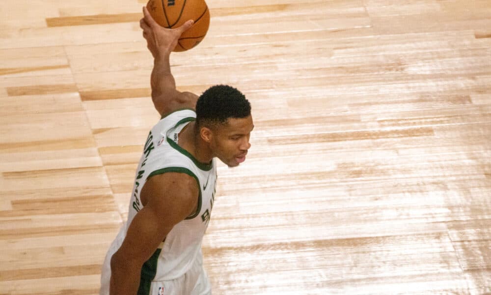 Giannis Antetokounmpo de los Milwaukee Bucks controla el balón durante un partido, en una fotografía de archivo. EFE/Julio César Rivas