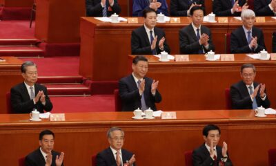 El presidente chino Xi Jinping (segunda fila C), el primer ministro Li Qiang (segunda fila d) y el presidente del Comité Permanente del Congreso Nacional del Pueblo Zhao Leji (segunda fila i) . EFE/EPA/ANDRÉS MARTÍNEZ CASARES