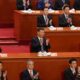 El presidente chino Xi Jinping (segunda fila C), el primer ministro Li Qiang (segunda fila d) y el presidente del Comité Permanente del Congreso Nacional del Pueblo Zhao Leji (segunda fila i) . EFE/EPA/ANDRÉS MARTÍNEZ CASARES