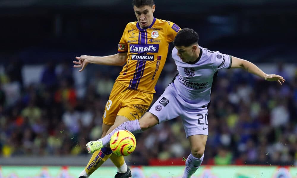 Richard Sánchez (d) del América disputa un balón ante Rodrigo Dourdado (i) del Atlético San Luis este viernes, durante un partido de la jornada 13 del torneo Clausura 2023 de la Liga MX, disputado en el Estadio Azteca en la Ciudad de México (México). EFE/ Sáshenka Gutiérrez