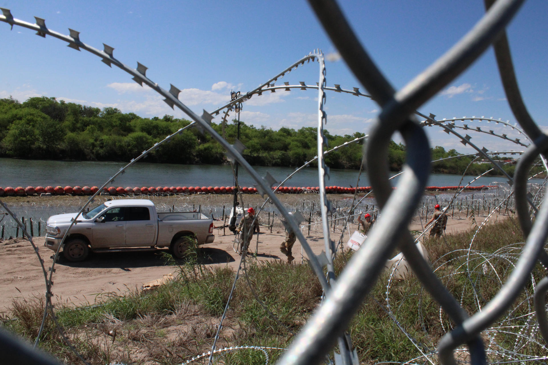 Trabajadores instalan vallados en la frontera entre México y Estados Unidos a lo largo del Río Grande, este jueves en la localidad de Eagle Pass (Estados Unidos). EFE/ Jairo Mejía