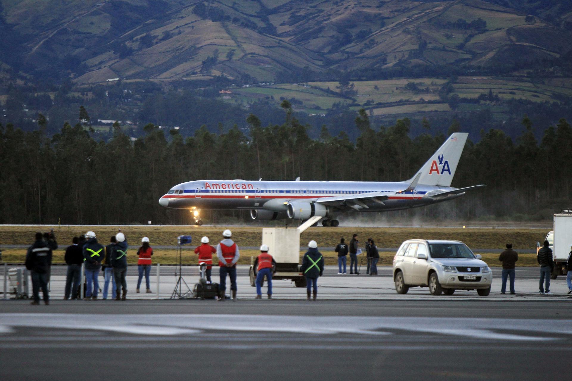 Un Boeing 757 de la compañía estadounidense American Airlines aterriza en el nuevo aeropuerto de Quito (Ecuador). EFE/ José Jácome